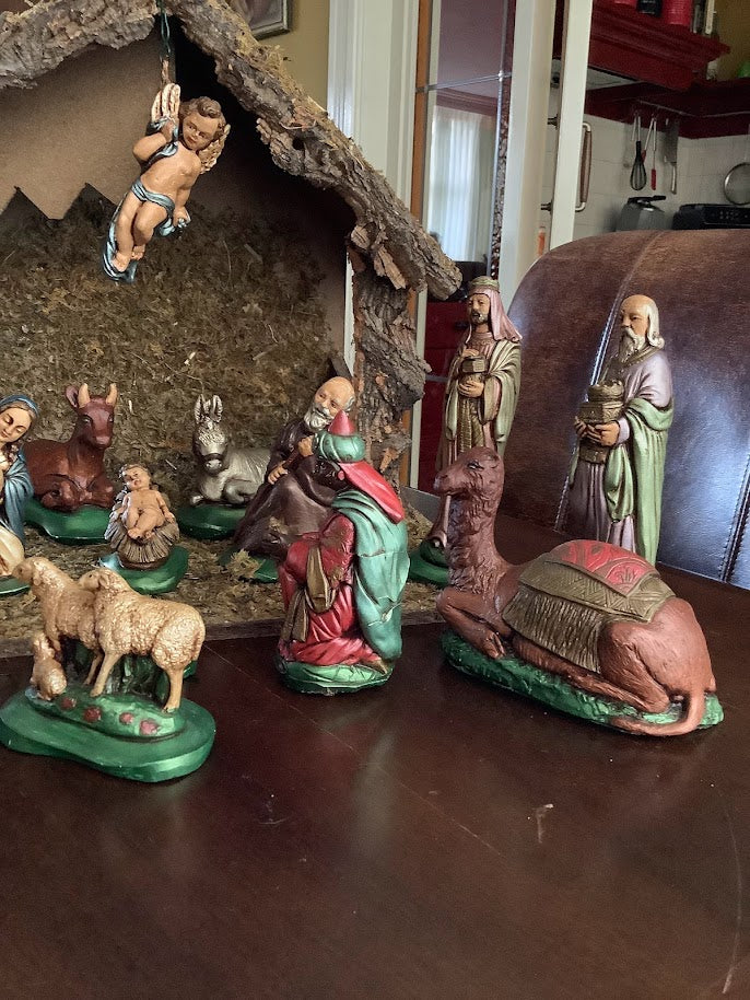 Schöne Weihnachtskrippe mit Krippenfiguren, 18-teilig