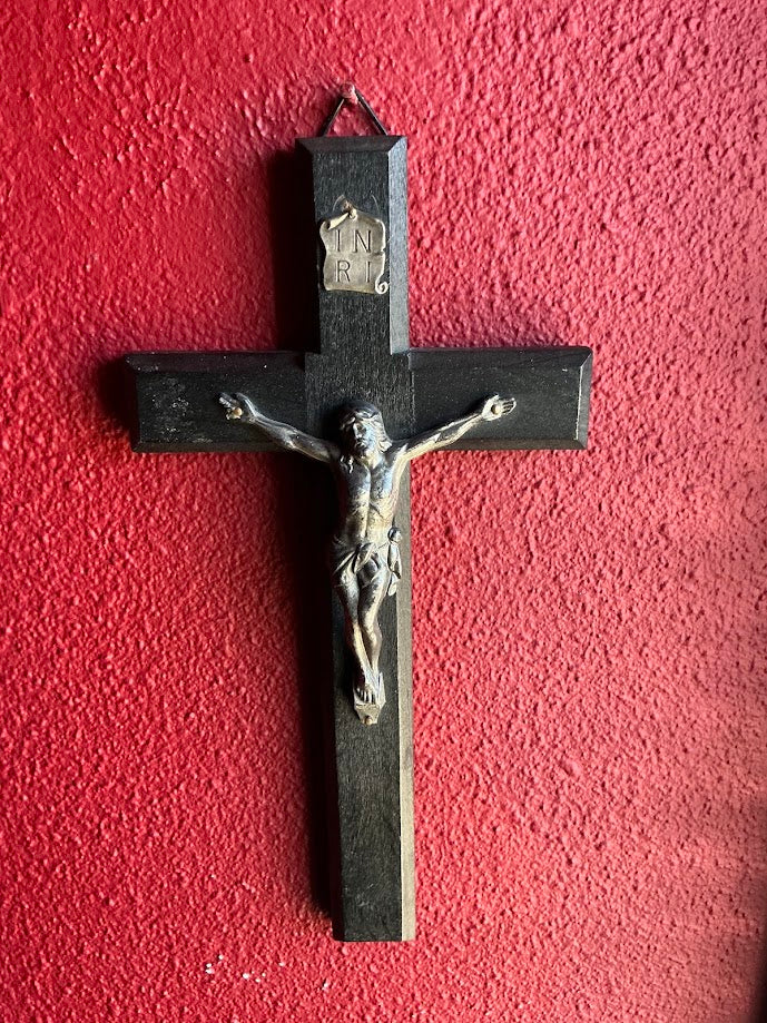 Prachtig Antiek Zwart Houten Kruisbeeld – Een Tijdloos Religieus Meesterwerk uit de Jaren '20-'30