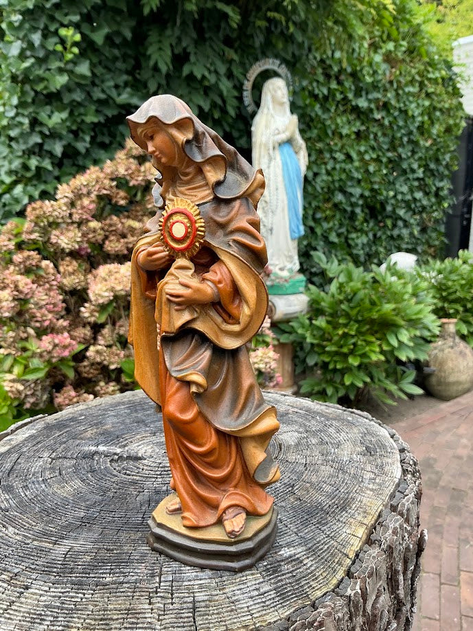 Houten heilige Beeld St Clara van Assisi met Monstrans
