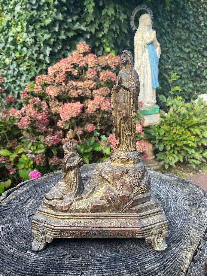 Antiek souvenir Bernadette bij Maria in de grot Lourdes
