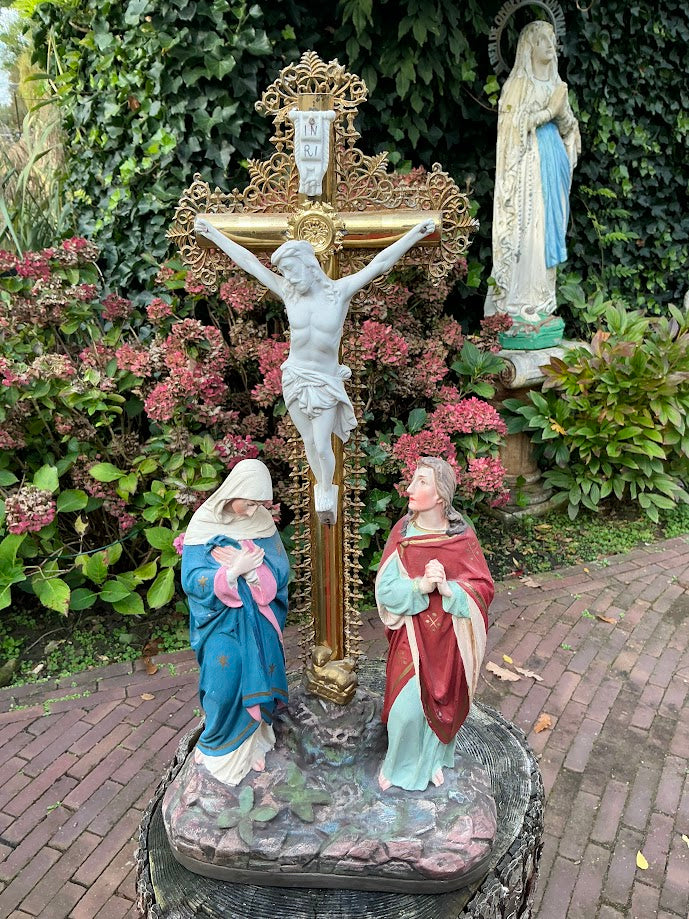 Antiek groot Frans kruisbeeld Jezus op de Calvarieberg