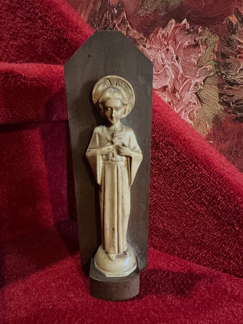 Antiek heiligenbeeld van het Kindje Jezus op wereldbol – jaren ’20 – gipsen beeld op houten console – puntgaaf religieus erfstuk