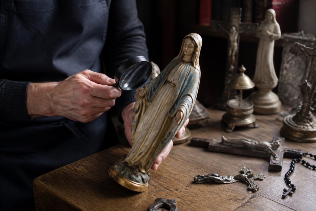 Echtheid antieke religieuze objecten checken: zo doe je dat