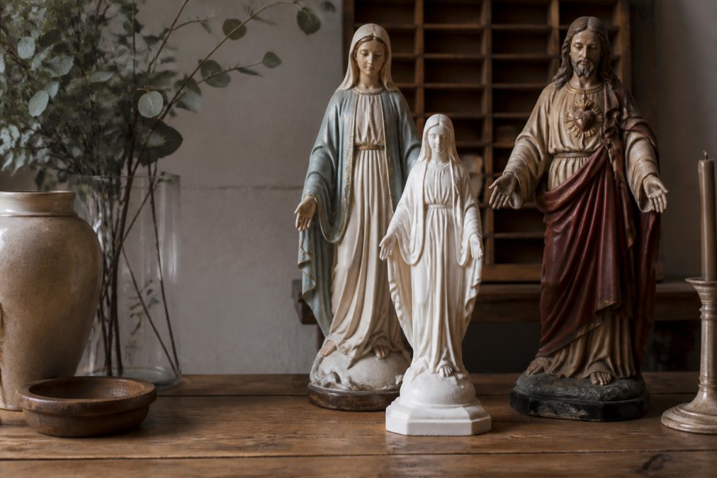 Vintage religieuze beelden voor interieur