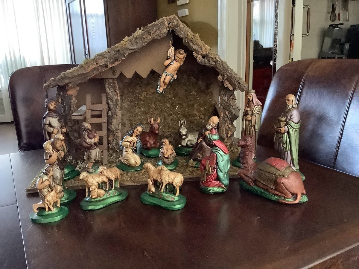 Schöne Weihnachtskrippe mit Krippenfiguren, 18-teilig