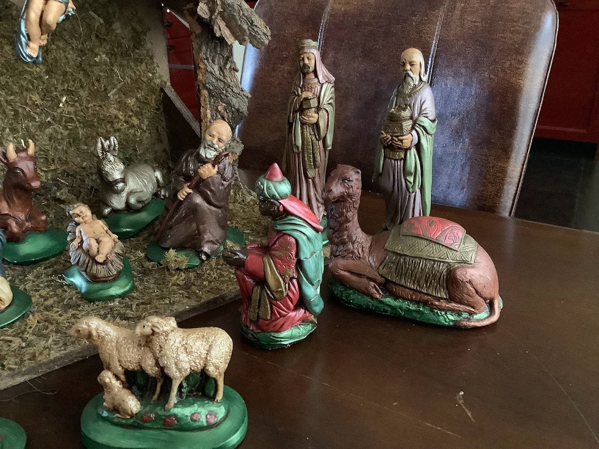 Schöne Weihnachtskrippe mit Krippenfiguren, 18-teilig