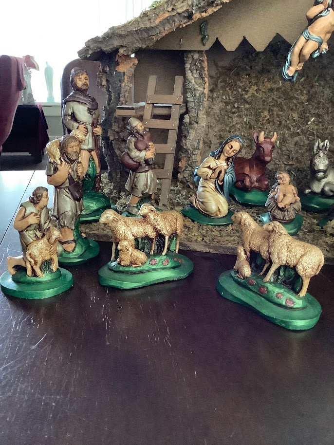 Schöne Weihnachtskrippe mit Krippenfiguren, 18-teilig