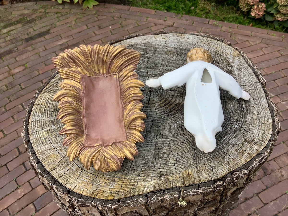 Statue française de Noël en porcelaine représentant l'Enfant Jésus dans une crèche