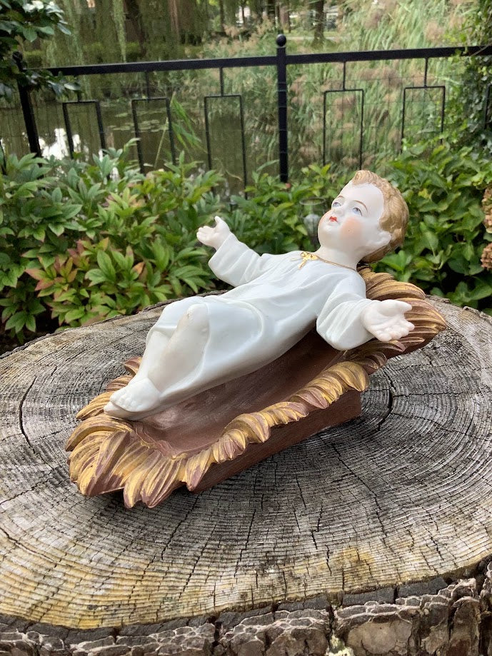 Statue française de Noël en porcelaine représentant l'Enfant Jésus dans une crèche