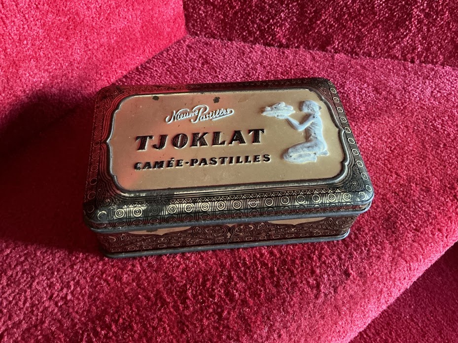 Old Tjoklat Cameo Pastilles tin