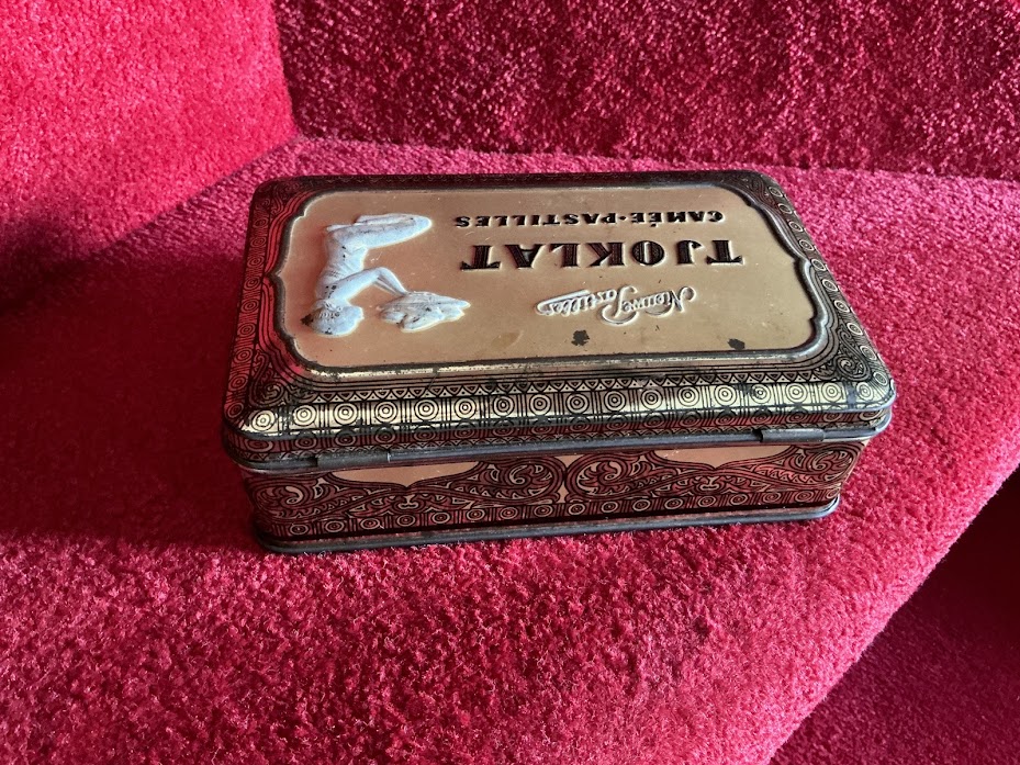 Old Tjoklat Cameo Pastilles tin