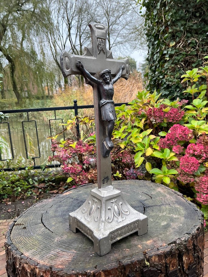 Religie staand kruisbeeld Jezus corpus