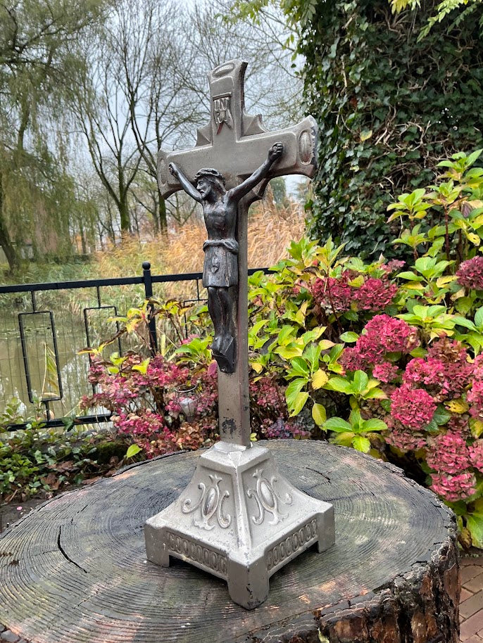 Religie staand kruisbeeld Jezus corpus