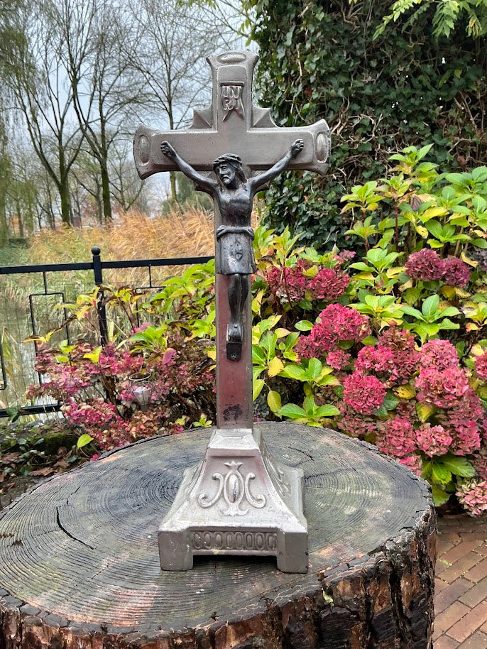 Religie staand kruisbeeld Jezus corpus
