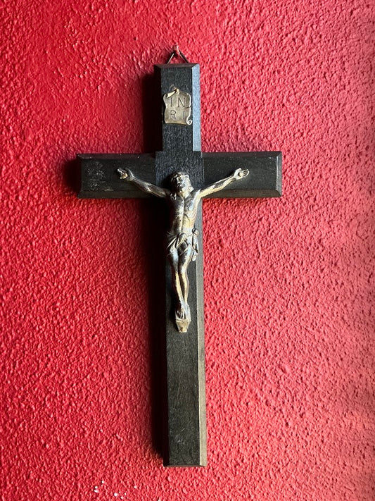 Prachtig Antiek Zwart Houten Kruisbeeld – Een Tijdloos Religieus Meesterwerk uit de Jaren '20-'30