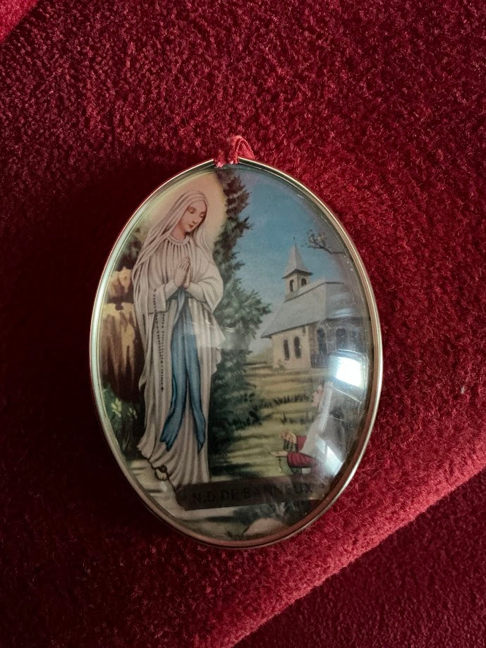 Vintage Lourdes souvenier Bernadette bij Maria verschijning