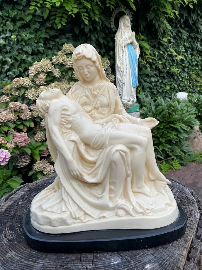 Prachtig Maria Piëta beeld met Jezus Christus