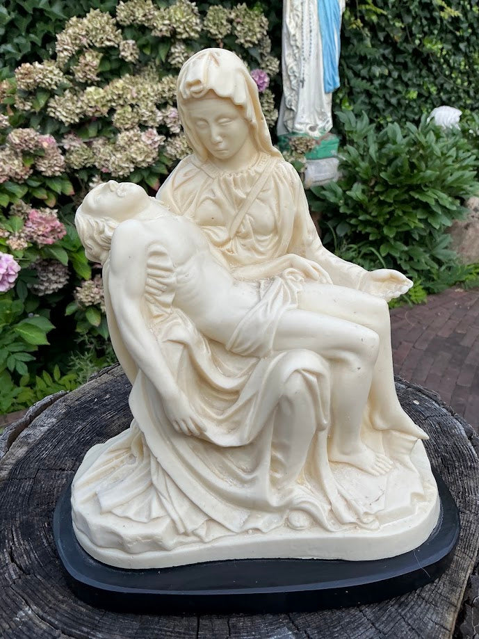 Prachtig Maria Piëta beeld met Jezus Christus