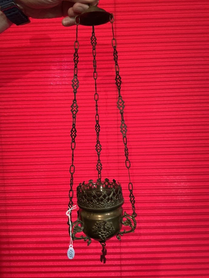 Antieke kerkelijke godslamp met Druiventrossen