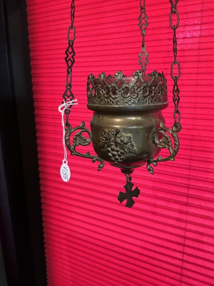 Antieke kerkelijke godslamp met Druiventrossen