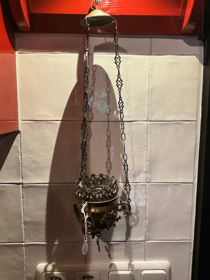 Antieke kerkelijke godslamp met Druiventrossen