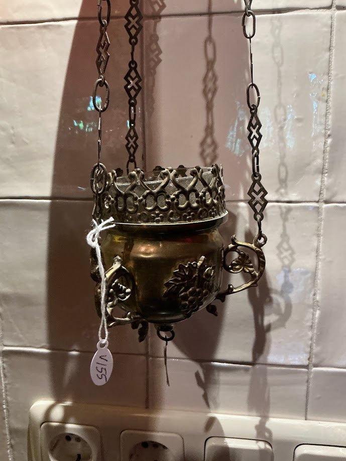 Antieke kerkelijke godslamp met Druiventrossen