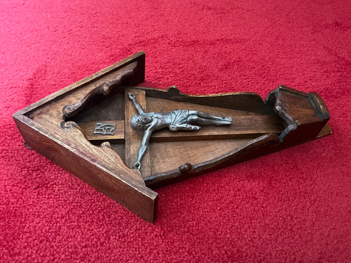 Antiek houten altaartje Kruisiging Jezus Christus