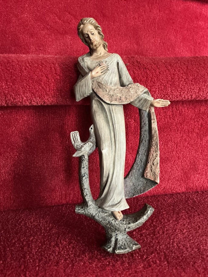 Muurbeeld Jezus Heilig Hart met Duif