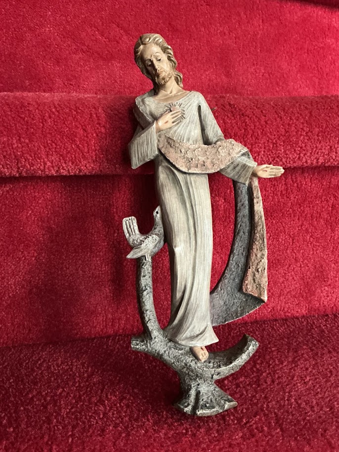 Muurbeeld Jezus Heilig Hart met Duif