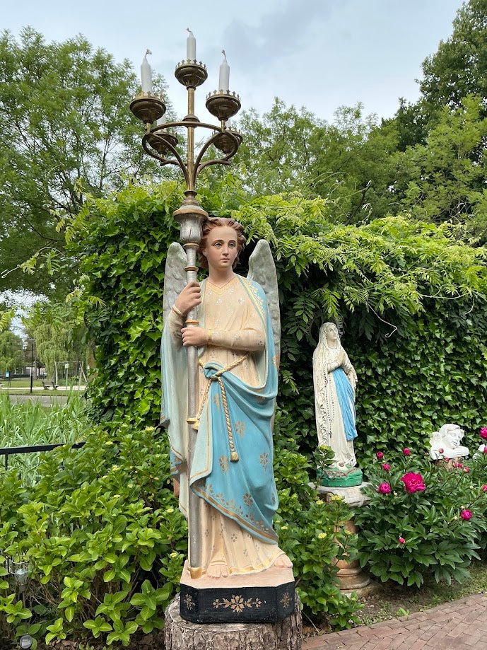 ¡Atención! SOLO RECOGIDA: Ángel grande de iglesia francés antiguo con candelabro