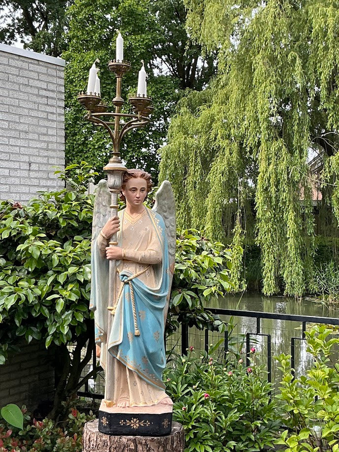 ¡Atención! SOLO RECOGIDA: Ángel grande de iglesia francés antiguo con candelabro