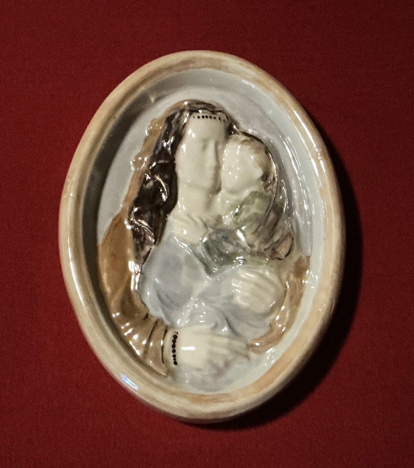 Prachtig oud porseleinen muurbeeld Maria met kindje