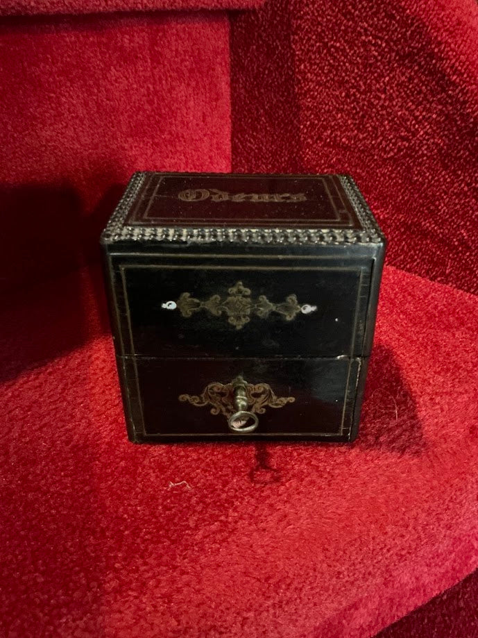 Antiek Napoleon III parfumkistje met kristallen flacons