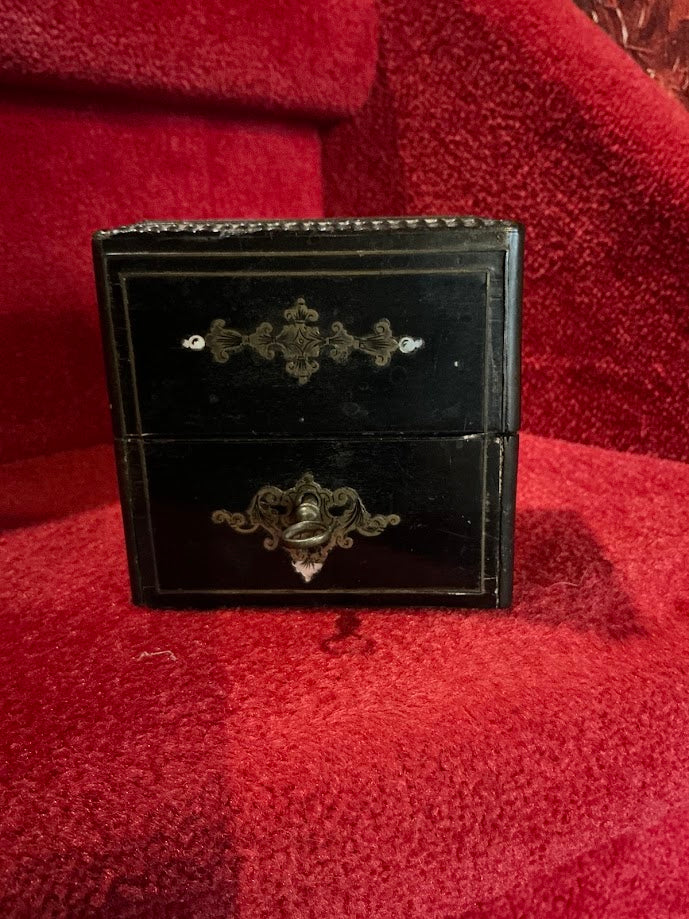 Antiek Napoleon III parfumkistje met kristallen flacons