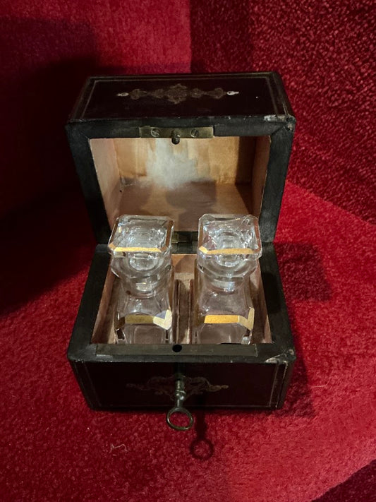 Antiek Napoleon III parfumkistje met kristallen flacons