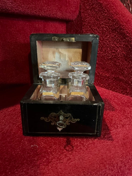 Antiek Napoleon III parfumkistje met kristallen flacons