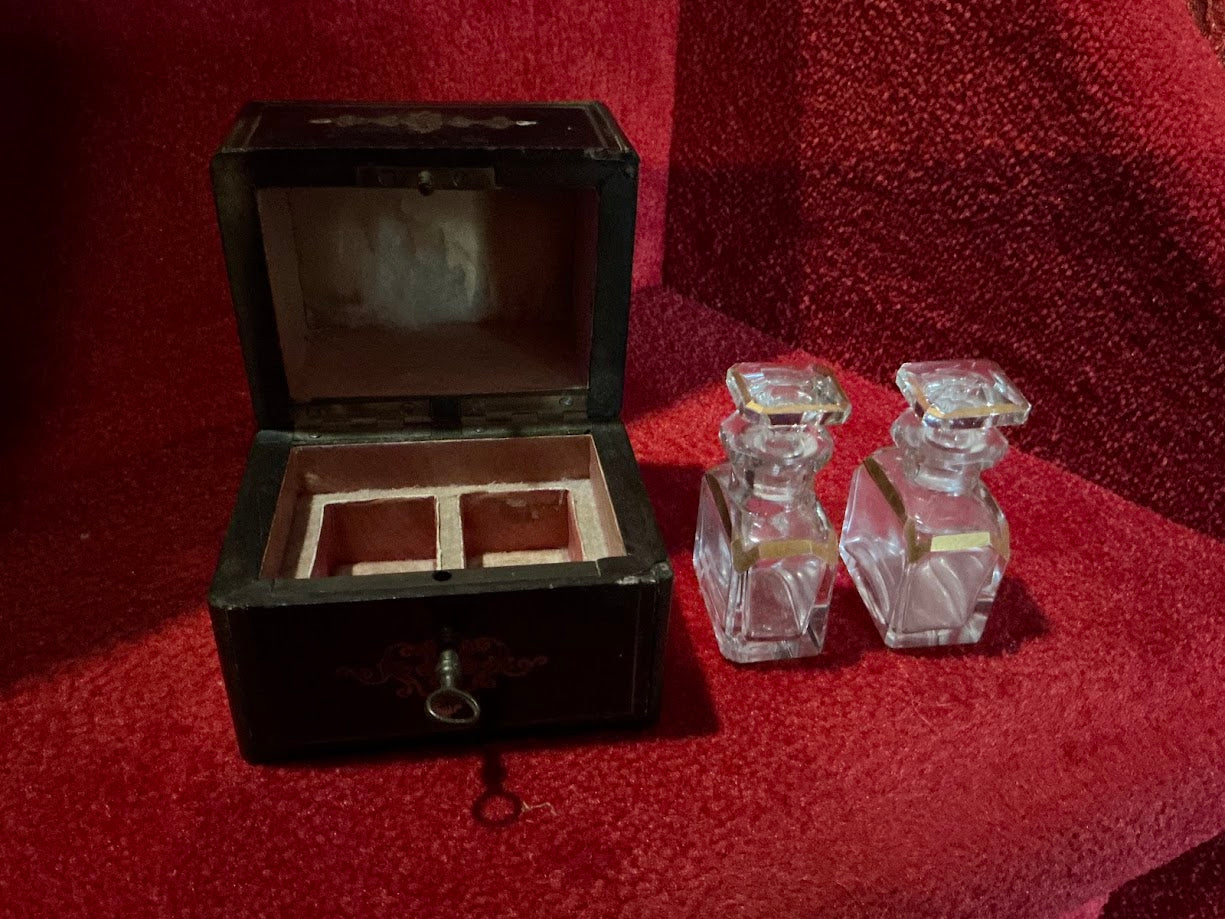 Antiek Napoleon III parfumkistje met kristallen flacons