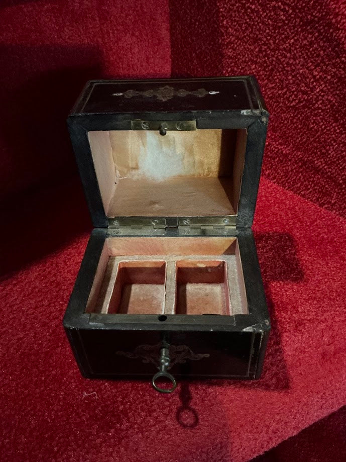 Antiek Napoleon III parfumkistje met kristallen flacons