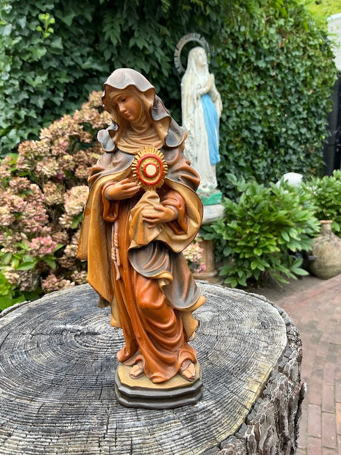 Houten heilige Beeld St Clara van Assisi met Monstrans