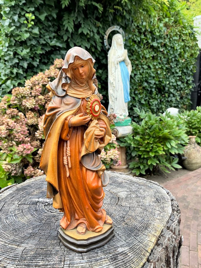 Houten heilige Beeld St Clara van Assisi met Monstrans