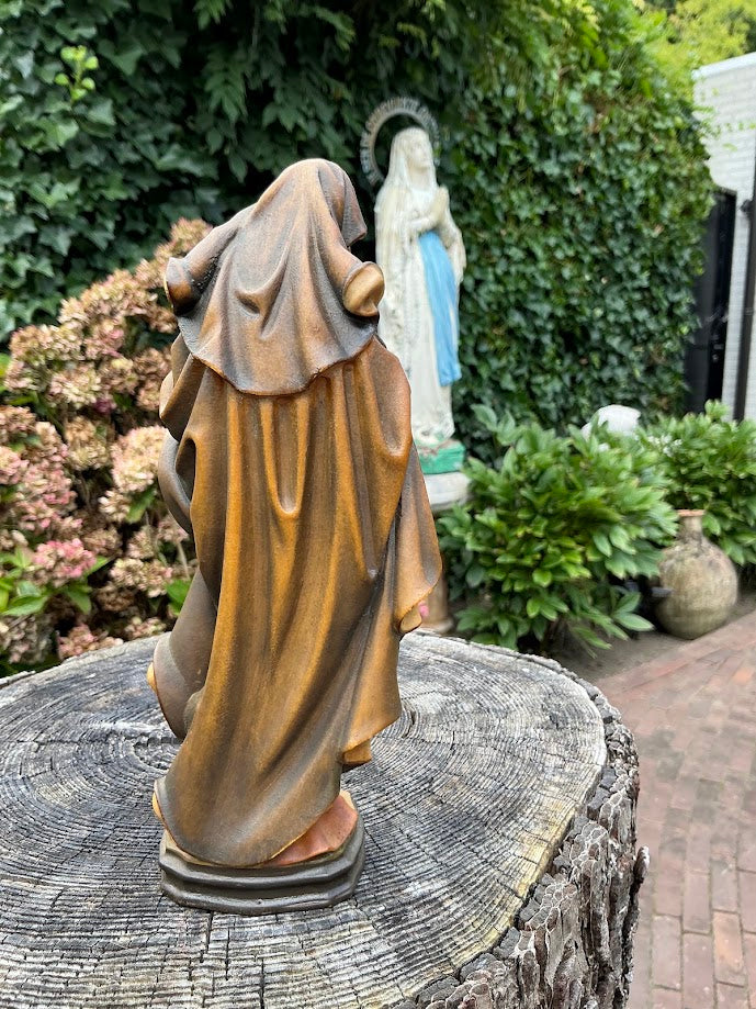 Houten heilige Beeld St Clara van Assisi met Monstrans