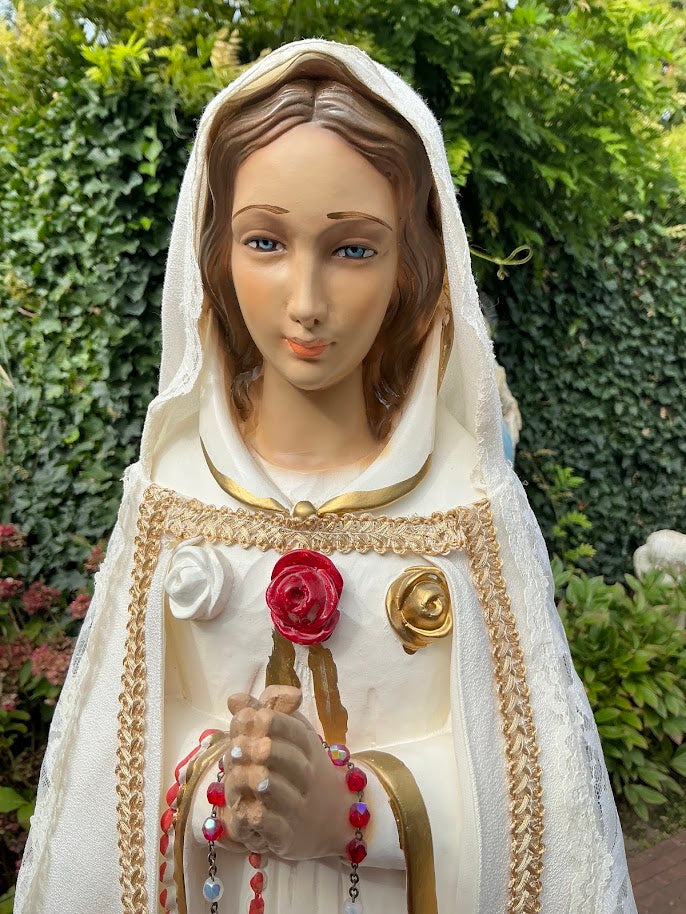 Oud Mariabeeld Maria Rosa Mystica gratis kanten mantel