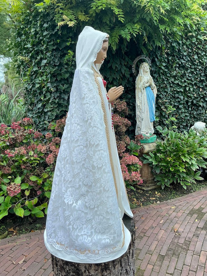 Oud Mariabeeld Maria Rosa Mystica gratis kanten mantel