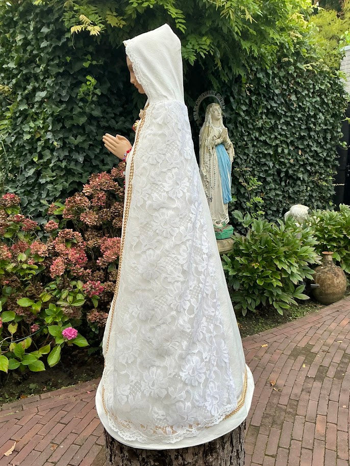 Oud Mariabeeld Maria Rosa Mystica gratis kanten mantel