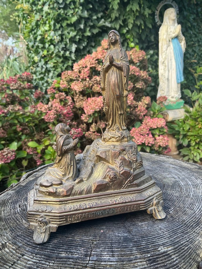 Antiek souvenir Bernadette bij Maria in de grot Lourdes