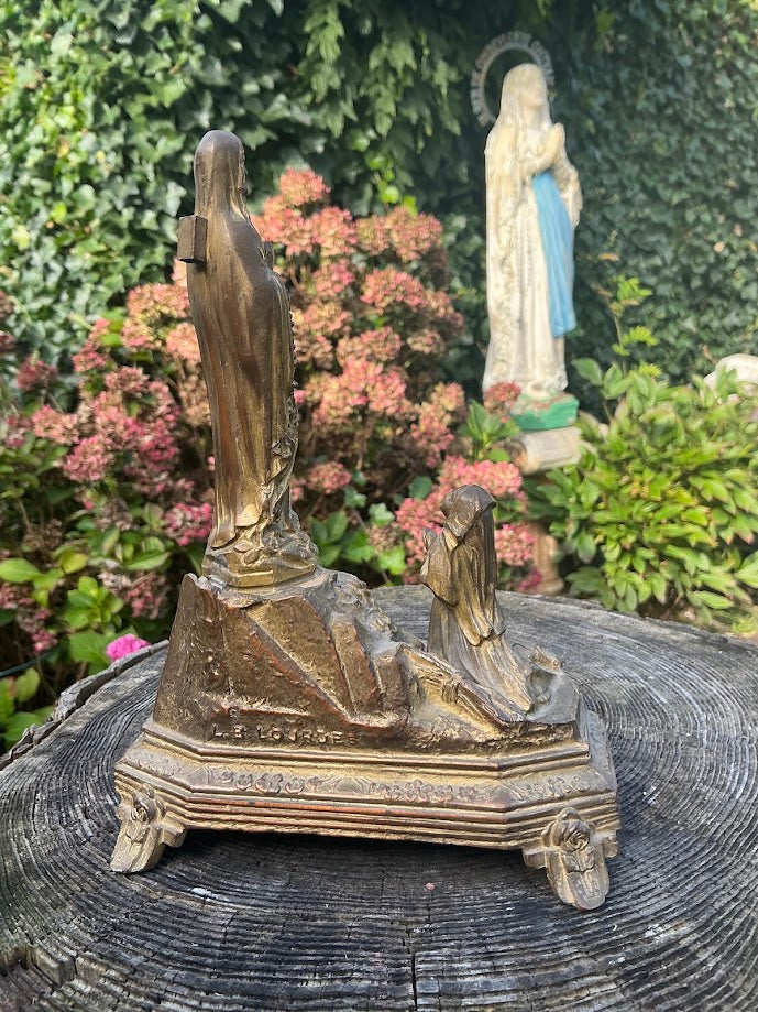 Antiek souvenir Bernadette bij Maria in de grot Lourdes