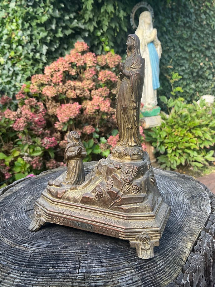 Antiek souvenir Bernadette bij Maria in de grot Lourdes