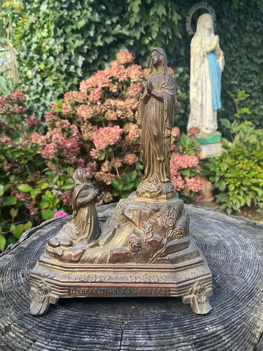 Antiek souvenir Bernadette bij Maria in de grot Lourdes