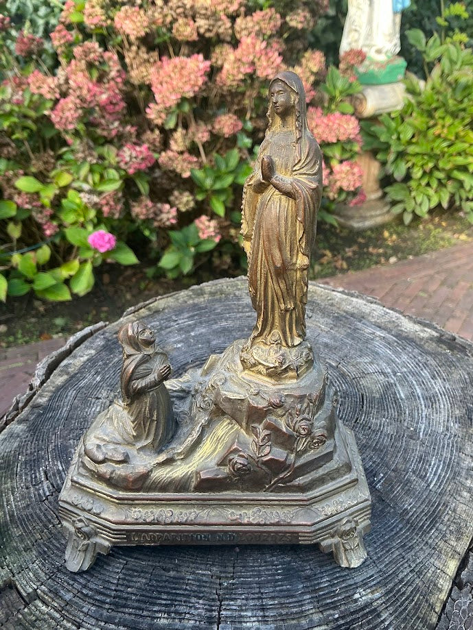 Antiek souvenir Bernadette bij Maria in de grot Lourdes