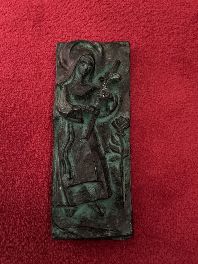 Uniek stenen plaquette reliëf H. Theresia binnen /buiten